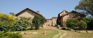 Il casale visto dalla piscina