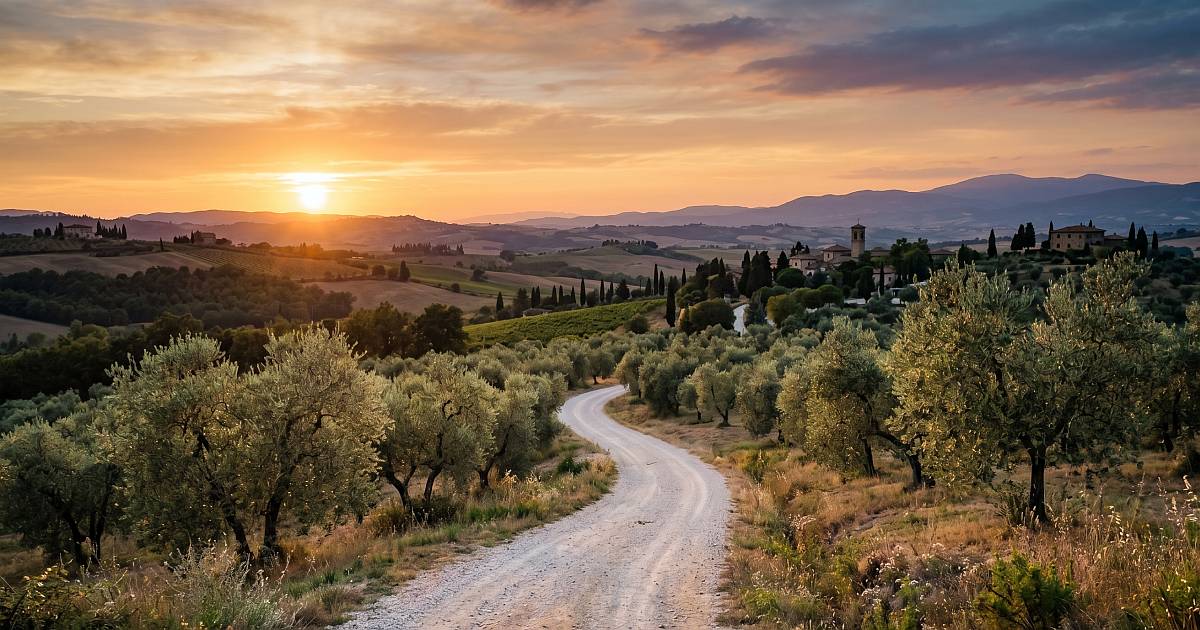 Strada di campagna nelle colline umbre vicino a Preggio